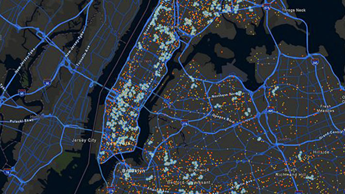 Mapa de la ciudad de Nueva York con fondo oscuro, carreteras y autopistas azules y puntos rojos que marcan distintos puntos de la ciudad
