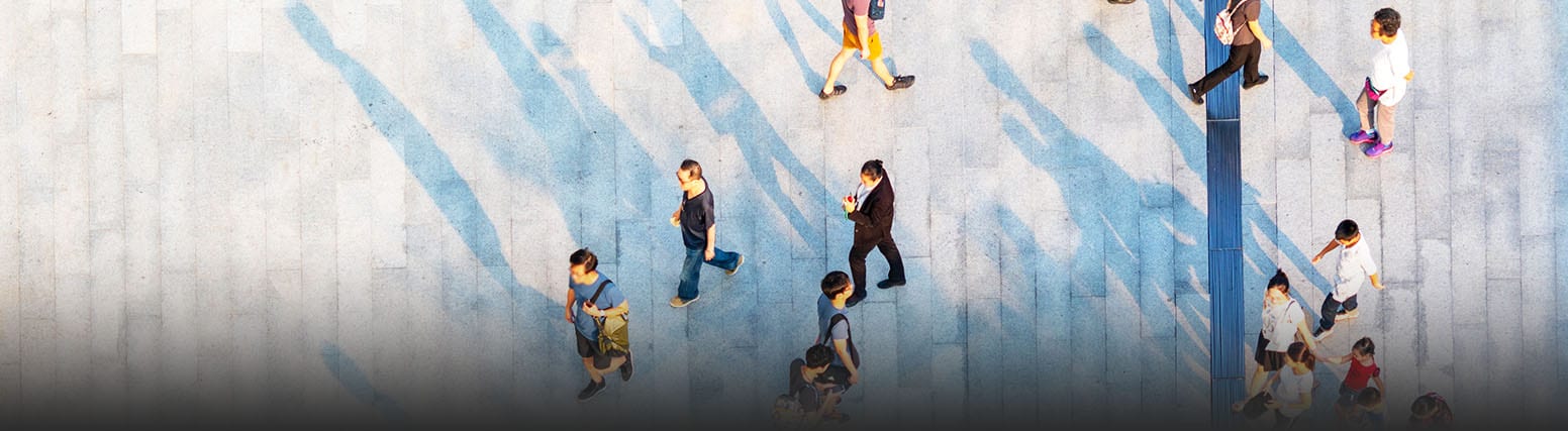 Una vista aérea de personas caminando