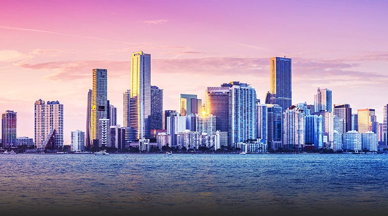 Una vista del paisaje urbano al atardecer desde el otro lado del agua