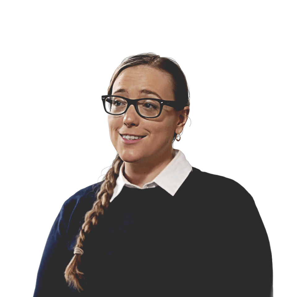 Molly Burhans, asesora de SIG del Vaticano, con jersey y gafas frente a las dunas de arena.