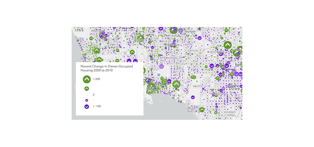 Un mapa de densidad de puntos que muestra el cambio porcentual en viviendas ocupadas por sus propietarios, con puntos verdes representando un cambio mayor y puntos púrpura representando un cambio menor.