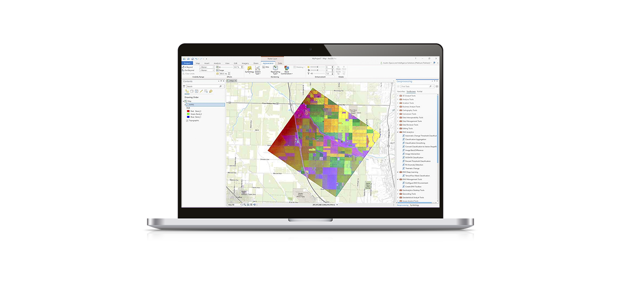 Dos personas que llevan ropa de invierno y equipo de seguridad naranja quitando la nieve acumulada a lo largo de una carretera transitada
