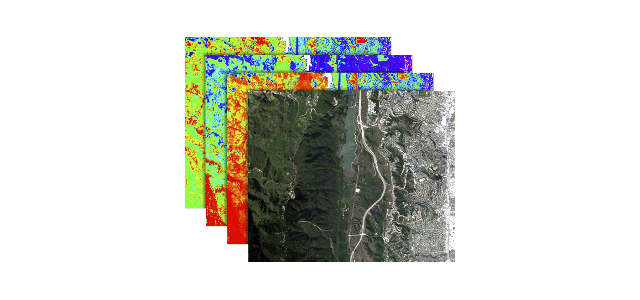 Dos personas que llevan ropa de invierno y equipo de seguridad naranja quitando la nieve acumulada a lo largo de una carretera transitada