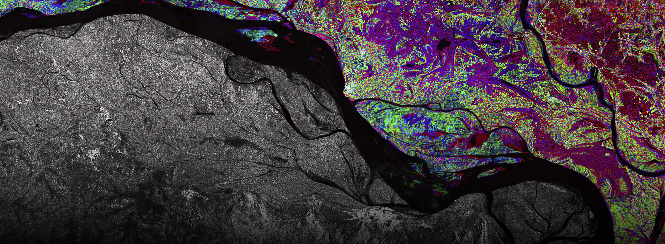 Las imágenes satelitales tomadas desde el espacio muestran un continente verde con un río que lo atraviesa, el océano y la atmósfera.