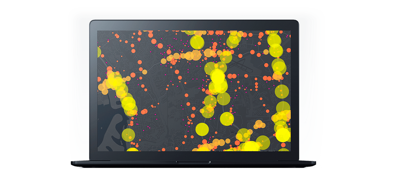 Dos personas que llevan ropa de invierno y equipo de seguridad naranja quitando la nieve acumulada a lo largo de una carretera transitada