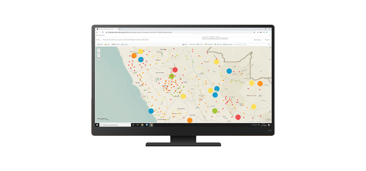 Dos personas que llevan ropa de invierno y equipo de seguridad naranja quitando la nieve acumulada a lo largo de una carretera transitada
