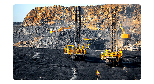 Mujer profesional joven escribiendo con el teclado del ordenador e imagen pequeña de un gráfico de flujo de trabajo