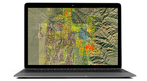 Un portátil que muestra un mapa de vista aérea de las operaciones de campo 