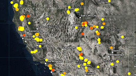 Mapa con puntos que representan los incendios activos en California