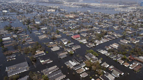 Comunidad local que sufre de la crecida de las aguas