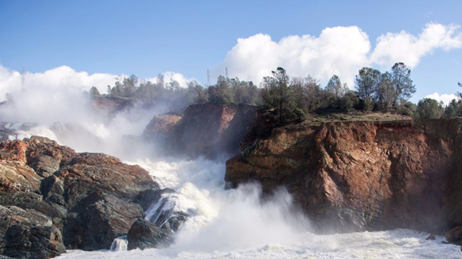 Vista de agua fluyendo por debajo del desagüe dañado de la presa de Oroville el 27 de febrero de 2017.