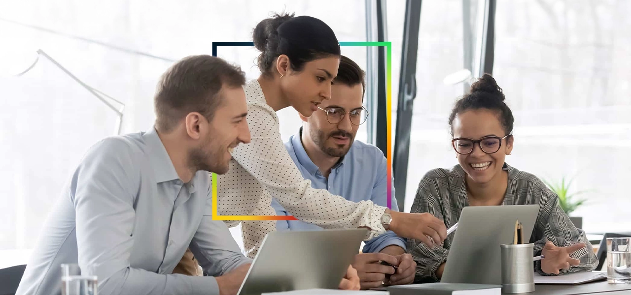 Dos personas que llevan ropa de invierno y equipo de seguridad naranja quitando la nieve acumulada a lo largo de una carretera transitada