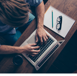 Un portátil que muestra un mapa de un lugar de trabajo resaltado en rojo