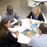 Un portátil que muestra un mapa de vista aérea de las operaciones de campo 