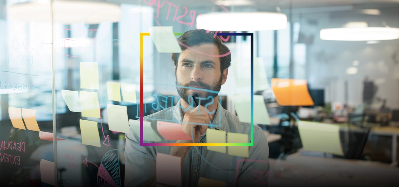 Dos personas que llevan ropa de invierno y equipo de seguridad naranja quitando la nieve acumulada a lo largo de una carretera transitada