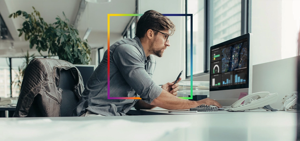 Dos personas que llevan ropa de invierno y equipo de seguridad naranja quitando la nieve acumulada a lo largo de una carretera transitada