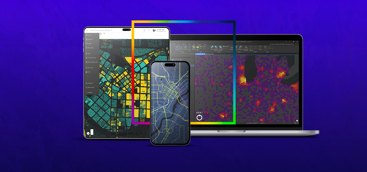 Dos personas que llevan ropa de invierno y equipo de seguridad naranja quitando la nieve acumulada a lo largo de una carretera transitada