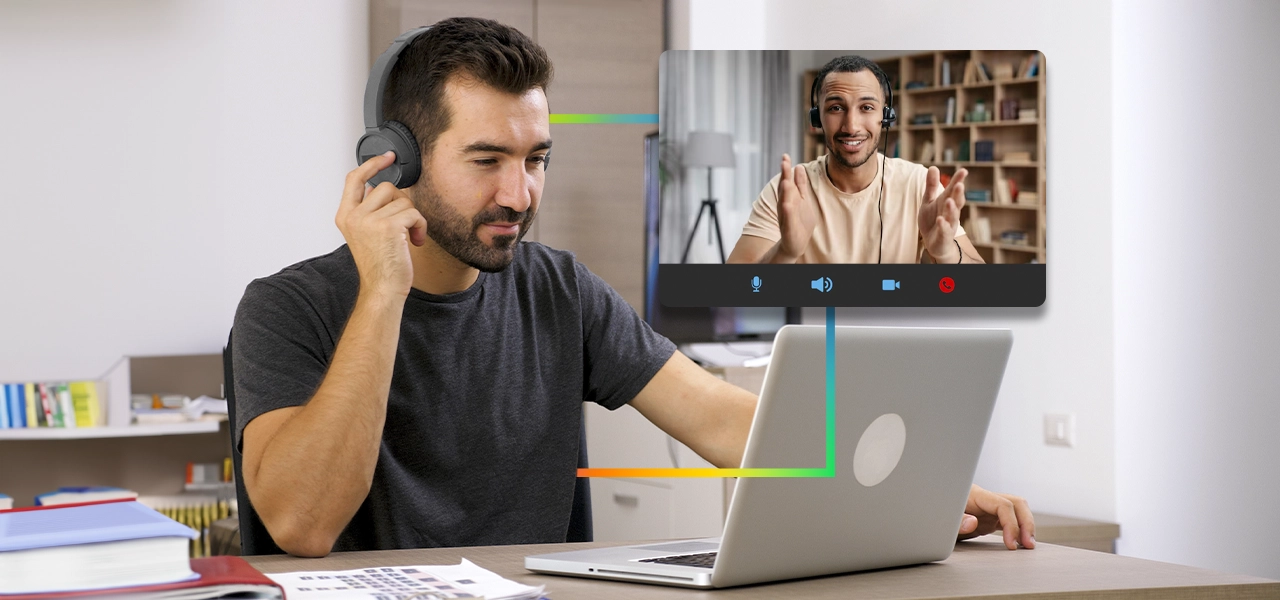 Dos personas que llevan ropa de invierno y equipo de seguridad naranja quitando la nieve acumulada a lo largo de una carretera transitada