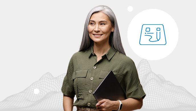 Una mujer con camisa de cuello verde sostiene un ordenador portátil negro con un icono insertado en un círculo blanco