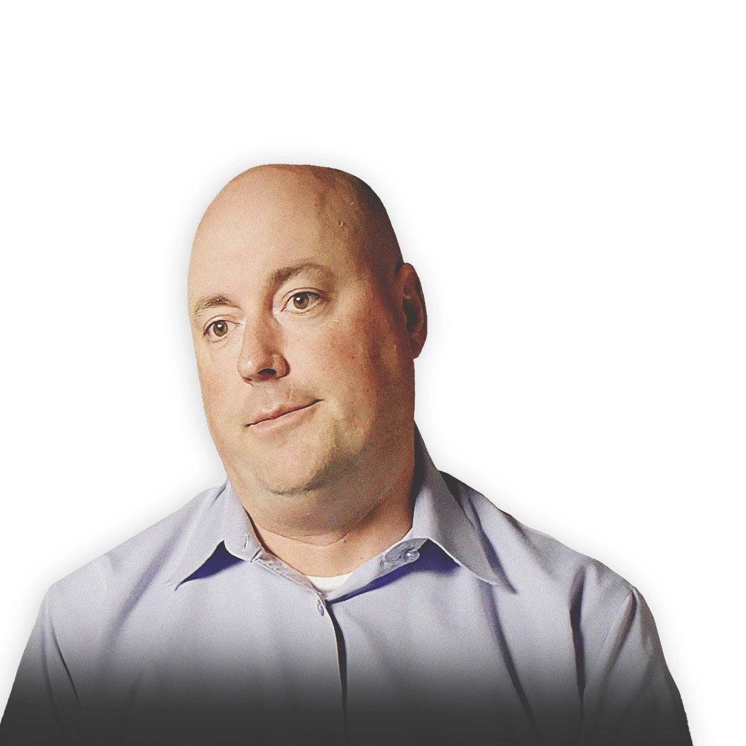 John Morrison, del equipo de Búsqueda y Rescate Urbano de la Agencia de Estados Unidos para el Desarrollo Internacional (USAID), ante un fondo de edificios dañados por un terremoto.