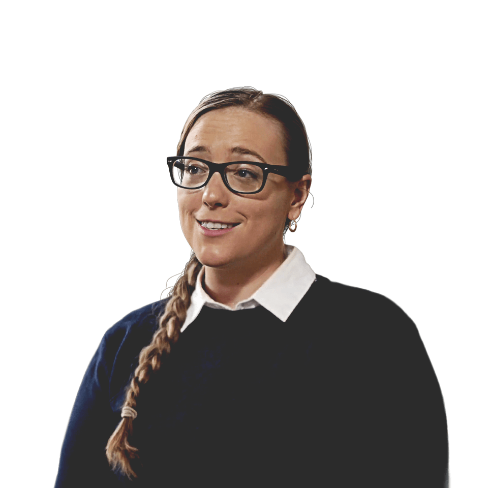 Molly Burhans, asesora de SIG del Vaticano, con jersey y gafas frente a las dunas de arena.