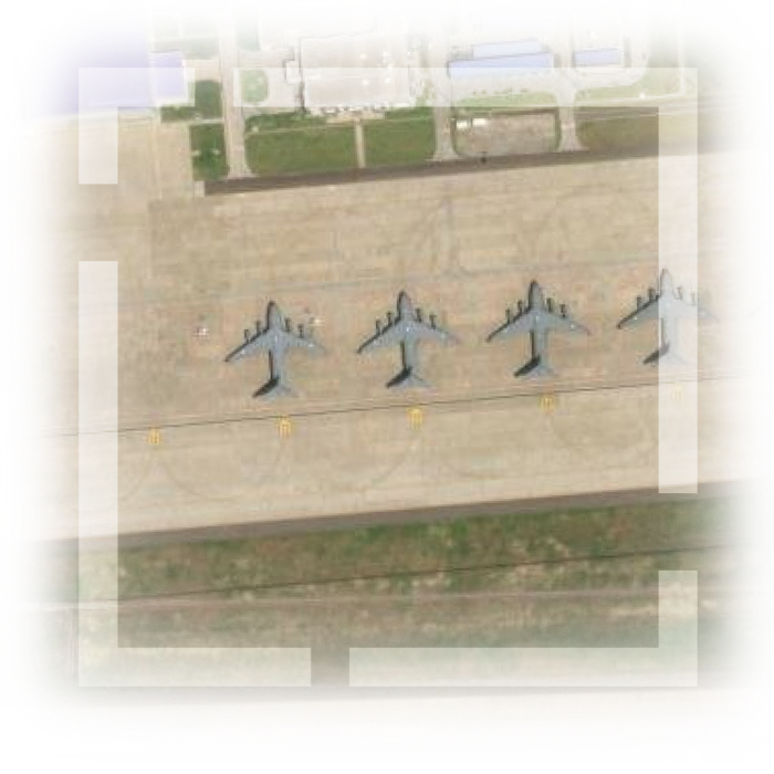 Imagen de un aeródromo militar con reactores estacionados en la pista.