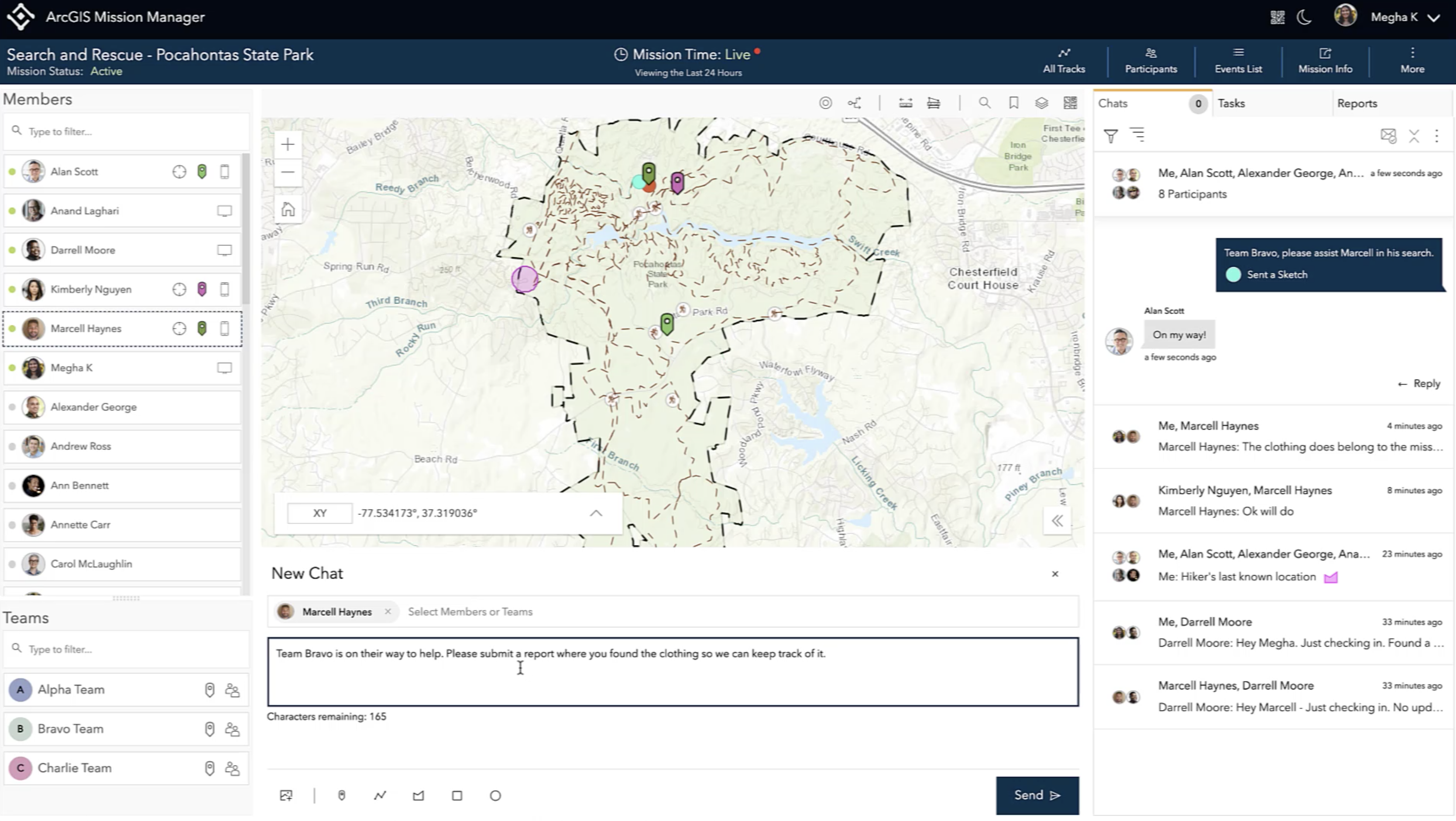 Un mapa en beige y verde claro con iconos en la parte izquierda y un cuadro de chat en blanco debajo abierto en ArcGIS Mission Manager 