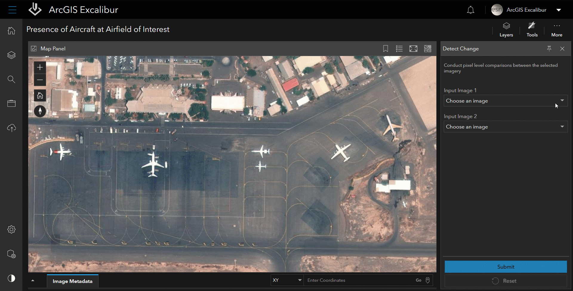 GIF que muestra movimiento de aviones en una pista de aeropuerto abierta en ArcGIS Excalibur para la mejora de la monitorización del tráfico aéreo 
