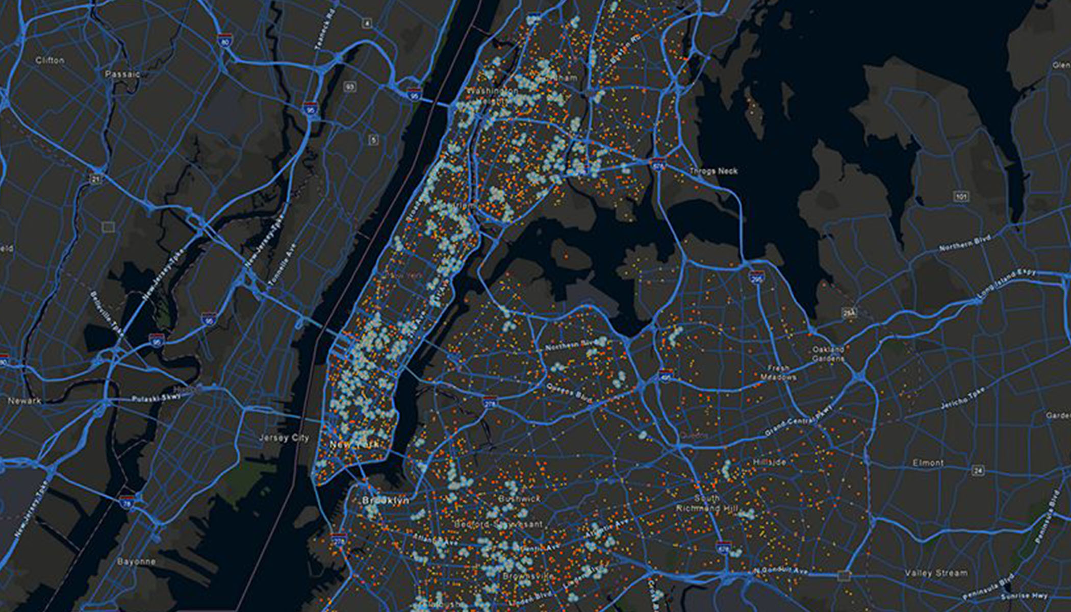 Mapa con líneas azules que indican las carreteras y autopistas. Numerosos puntos pequeños y coloreados aparecen agrupados por todo el mapa, representando puntos de datos.