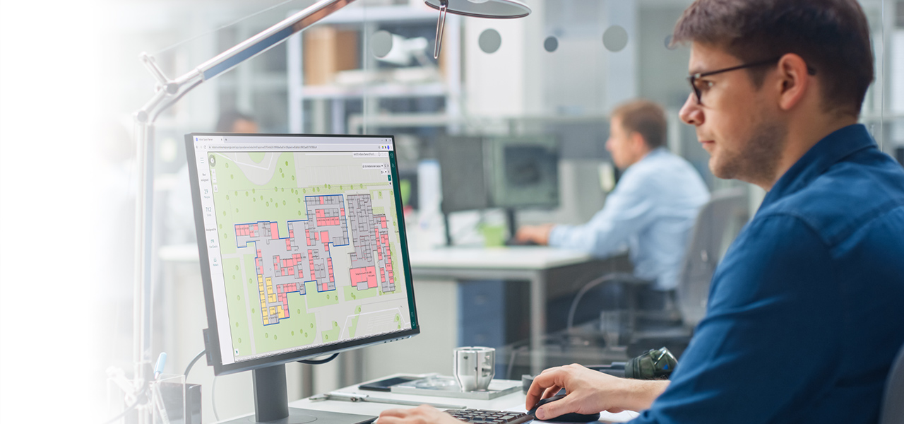 Usuario profesional con un teléfono móvil dirigiéndose a un punto de interés con una aplicación de cartografía de interiores