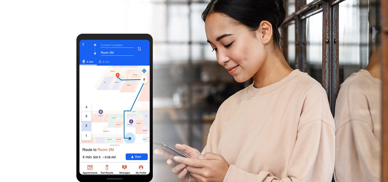 Mujer en un edificio de oficinas con un teléfono móvil junto a una imagen de teléfono móvil insertada que muestra un mapa interior con una ruta en azul
