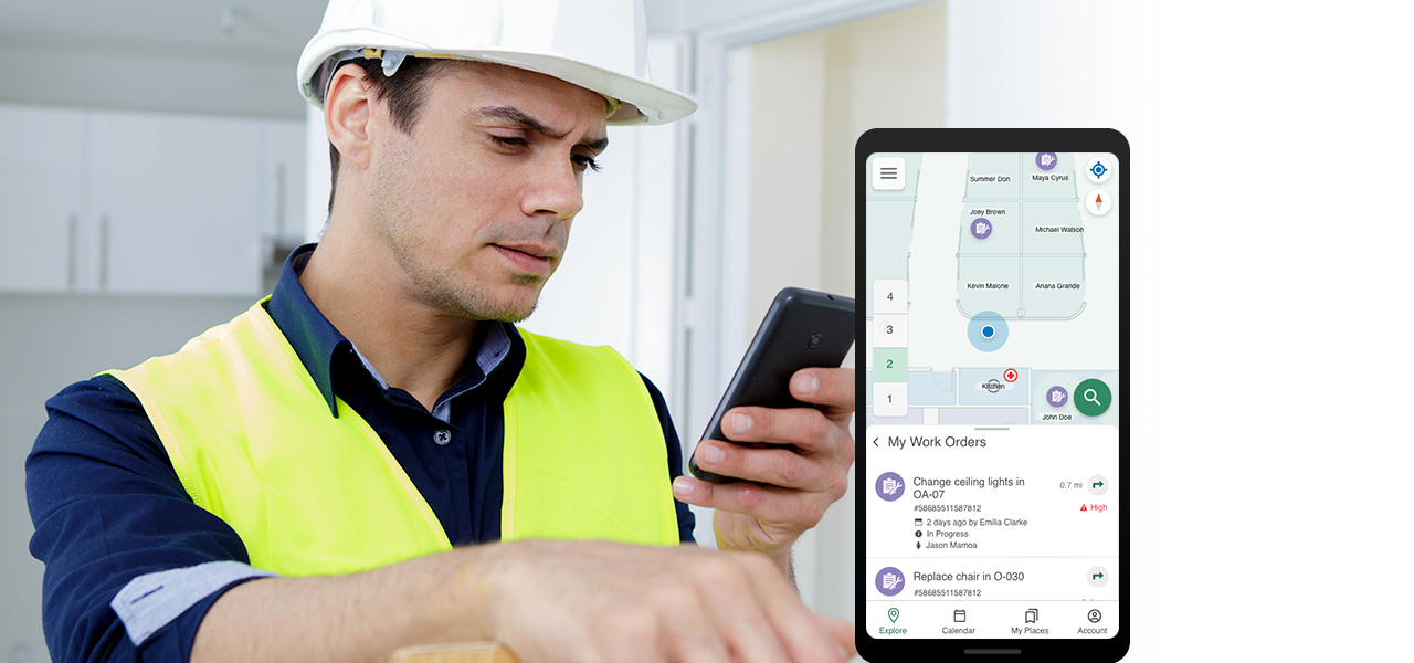 Trabajador de mantenimiento con casco y chaleco amarillo que utiliza un teléfono móvil junto a una imagen insertada de un teléfono móvil que muestra un mapa 