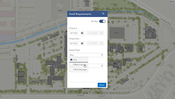 Mapa del interior de una instalación aeroportuaria que muestra el punto azul de la ubicación actual y puntos de datos redondos dispersos en una vista aérea