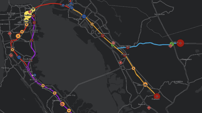 Un mapa en color negro del transporte público en San Francisco y Oakland con las rutas resaltadas en amarillo y morado
