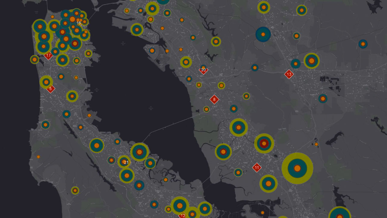 Mapa gris con varios tamaños de círculos verdes y naranjas que muestran el número de clientes que respondieron a los canales de comercialización. 
