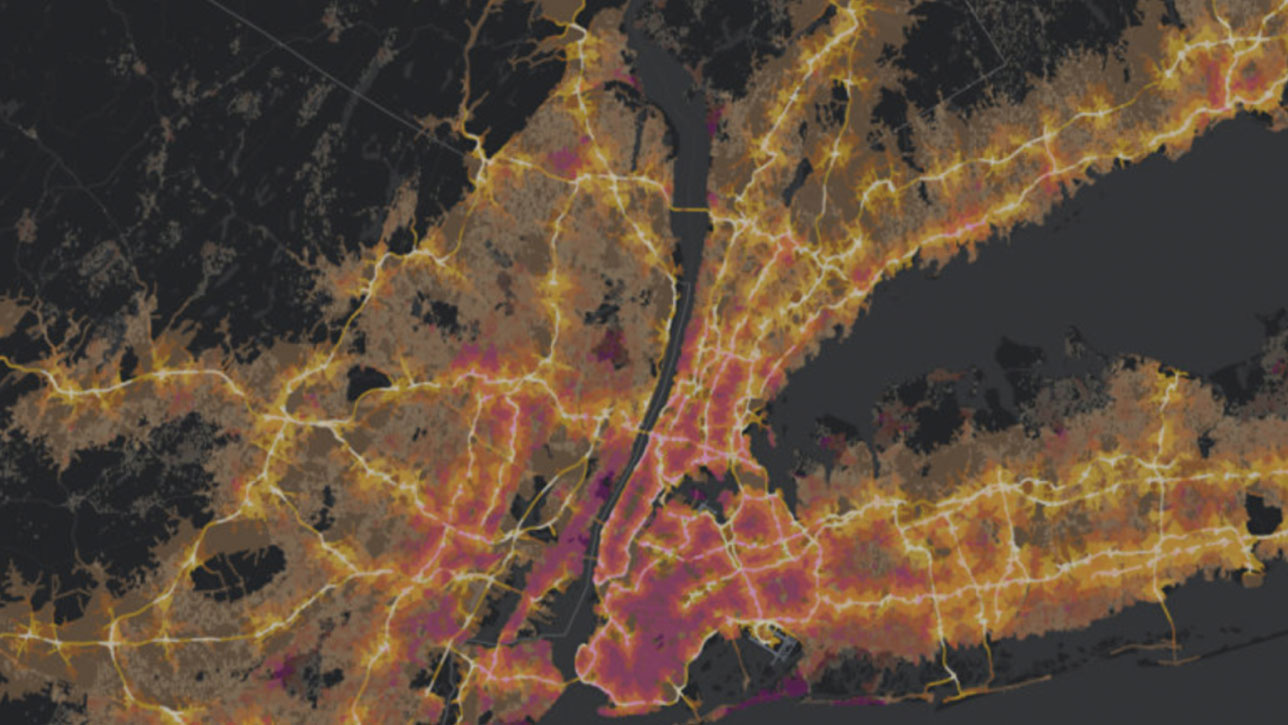 Un mapa que muestra la población de Nueva York y su acceso estimado a las autopistas en naranja y rosa