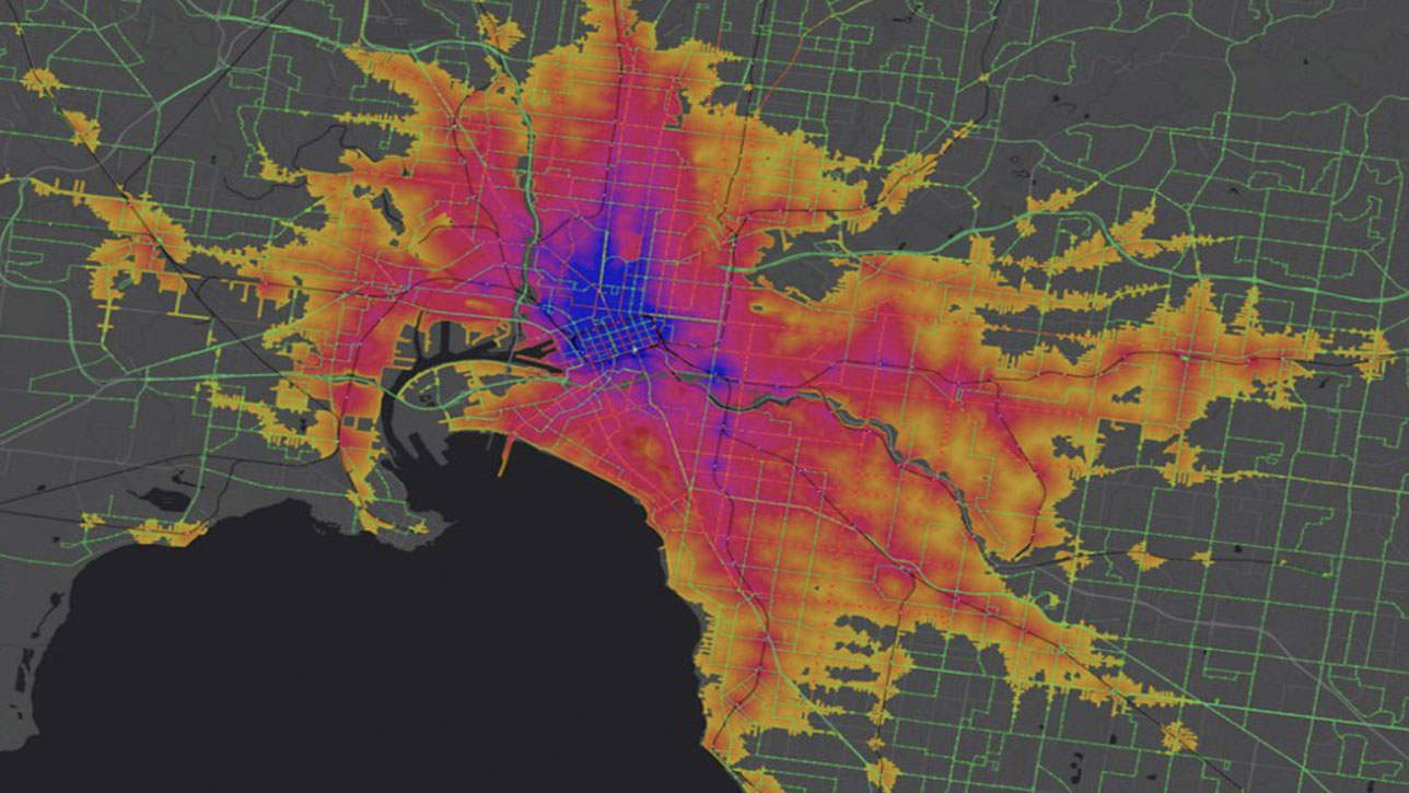Mapa que muestra la distancia que puede recorrer la población en transporte público, con zonas sombreadas en azul, morado, rojo y naranja. 