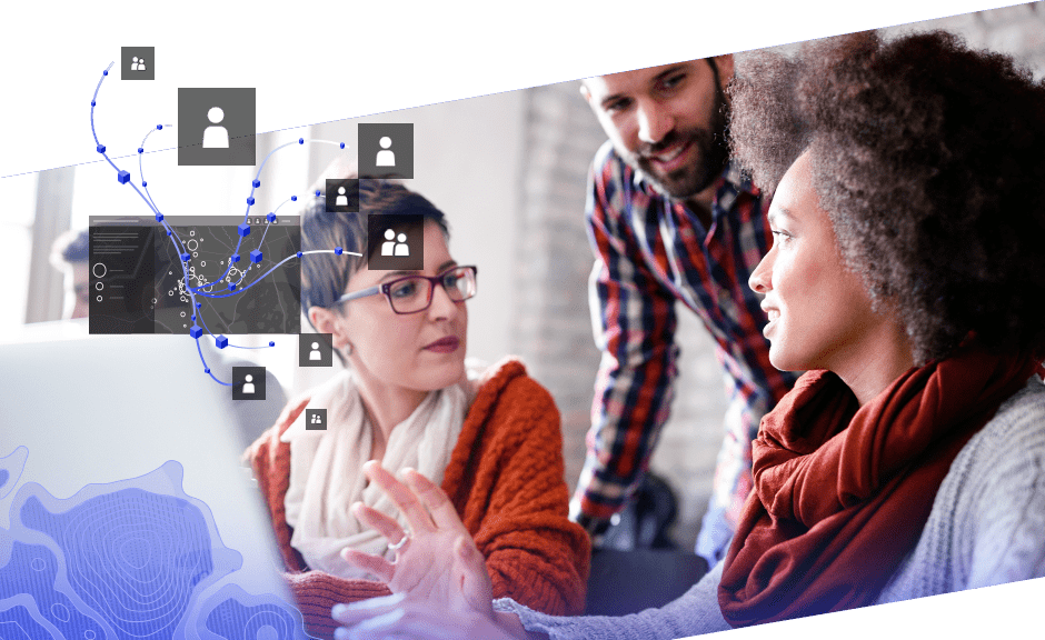 Dos mujeres y un hombre colaboran alrededor de un equipo y varios iconos de personas conectados mediante líneas