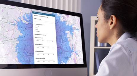 Mujer viendo un gran mapa en el monitor de un equipo