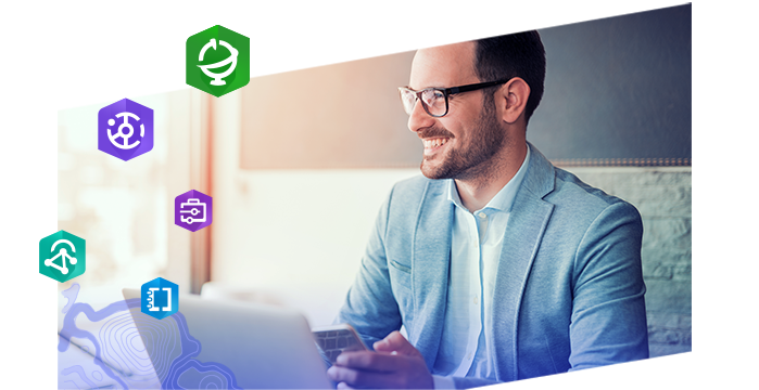 Joven profesional con gafas sonriendo y trabajando en un equipo portátil