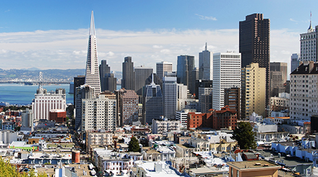 Silueta de San Francisco con edificios altos, un cielo azul y agua azul en la bahía