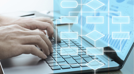 Par de manos usando un portátil con gráficos en pantalla y un gráfico azul transparente de un proceso de flujo de trabajo superpuesto