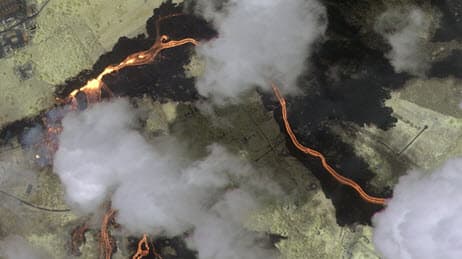 Vista aérea de la lava fluyendo con nubes encima